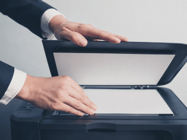 الماسح الضوئي هو جهاز يحول المستندات والصور الورقية إلى ملفات رقمية يمكن تخزينها أو مشاركتها أو تعديلها. عندما تضع ورقة داخل جهاز Scanner أو تصورها بتطبيق سكانر، فإن الهدف واحد تقريبًا: نقل المحتوى من الورق إلى الشاشة.